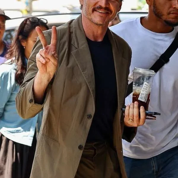 Pedro Pascal Elegant Brown Tailored Suit Pedro Pascal Elegant Brown Tailored Suit